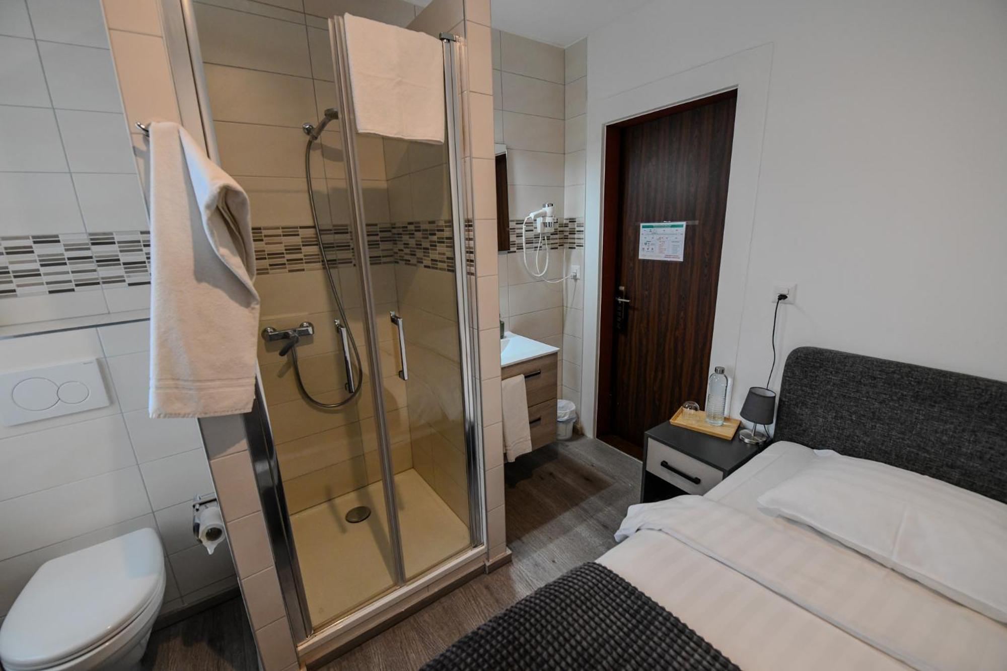 Hotel De France La Chaux De Fonds Room photo